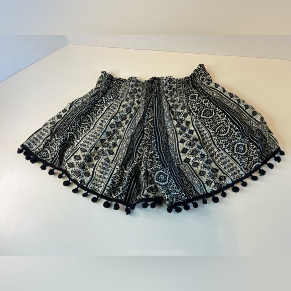 Swan Collection Pom-pom fringe shorts, One Size - Picture 2 of 3